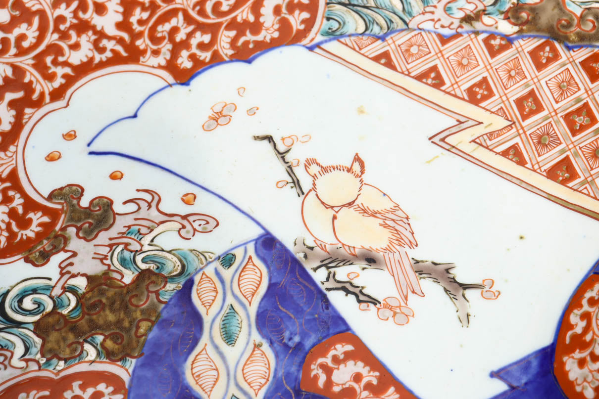 古い盛り皿です。古伊万里 色彩豊かな絵柄が魅力の古伊万里大皿(