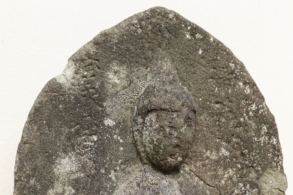 時代を重ねた風合いを纏い静かに佇む石仏 DC6579 – 古福庵 [ KOFUKUAN