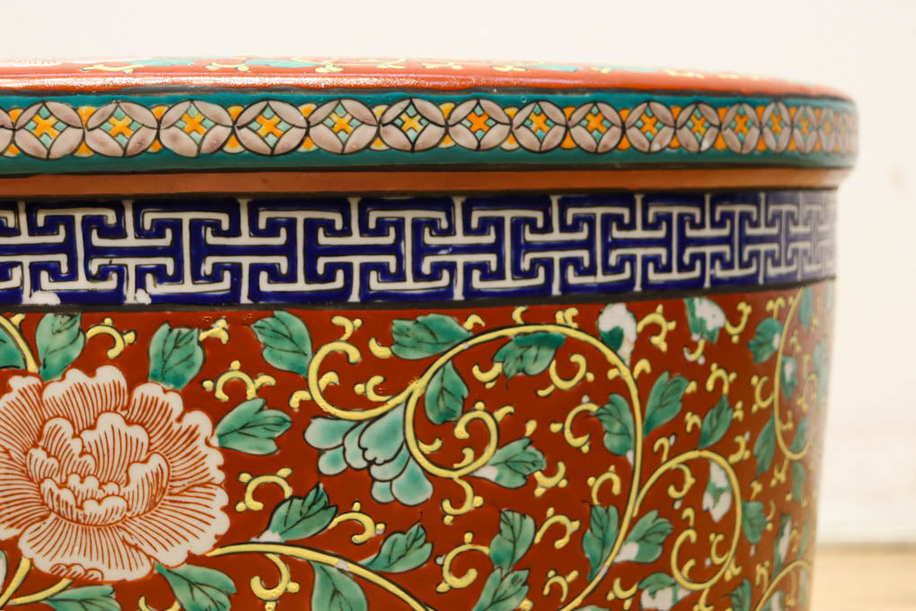 艶やかな色彩と絵柄が目を引く丸火鉢 DC6830 – 古福庵 [ KOFUKUAN