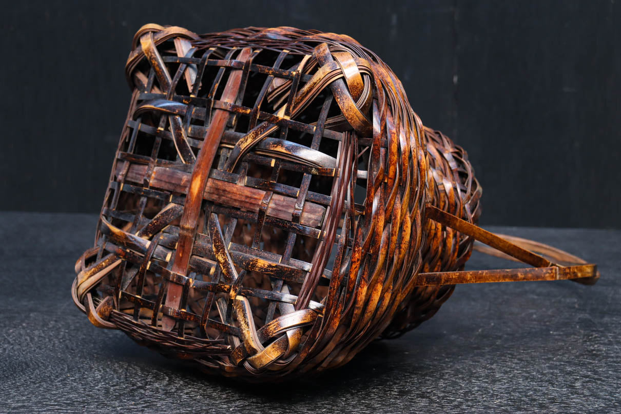 艶みある色彩で時代の趣き溢れる竹かご花器 DC6852 – 古福庵