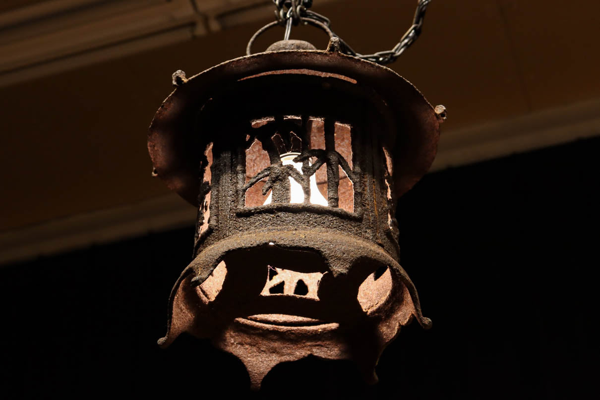 味わいある風合いに松竹梅の透かし絵で風情ある吊り灯籠 DC7980 – 古福