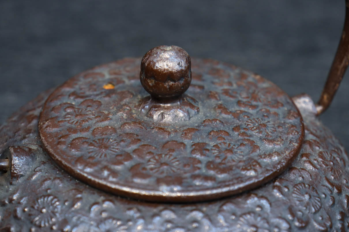 大正期昭和初期晴寿堂花模様鉄瓶 大正期昭和初期晴寿堂花模様鉄瓶 大正