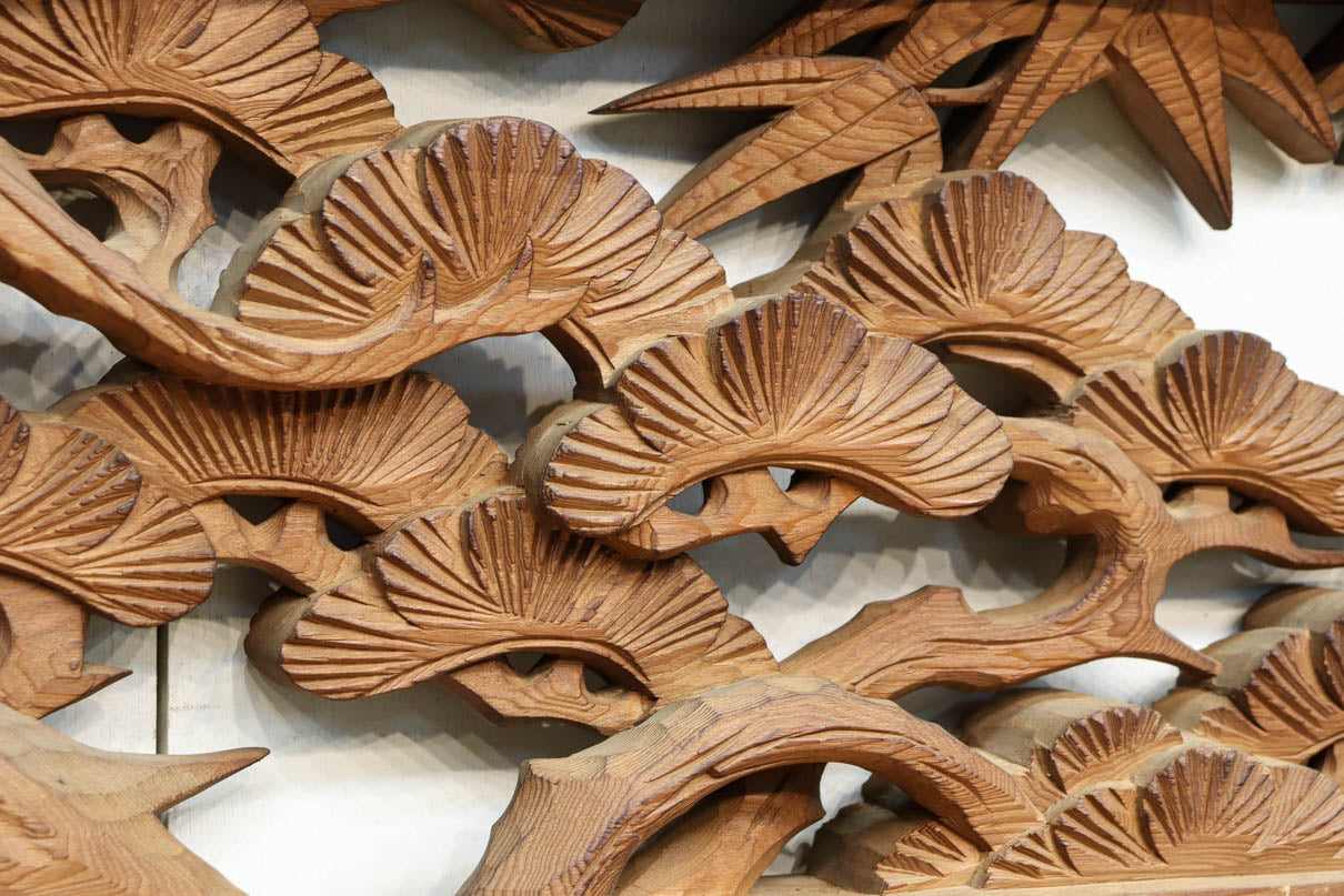 松竹の自然美を深彫りで描いた彫刻欄間 EZ2434a 在庫1枚 – 古福庵