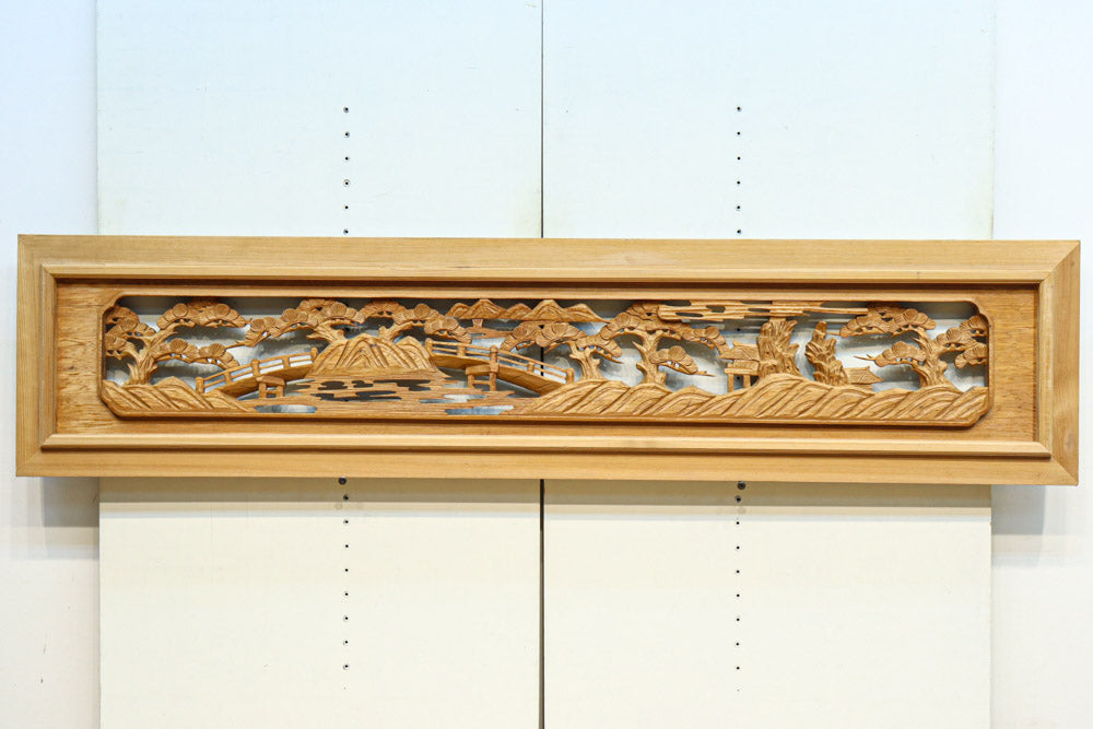 幅2150ミリ!! 立体感のある風景を描いた深掘り長尺彫刻欄間 EZ2514a