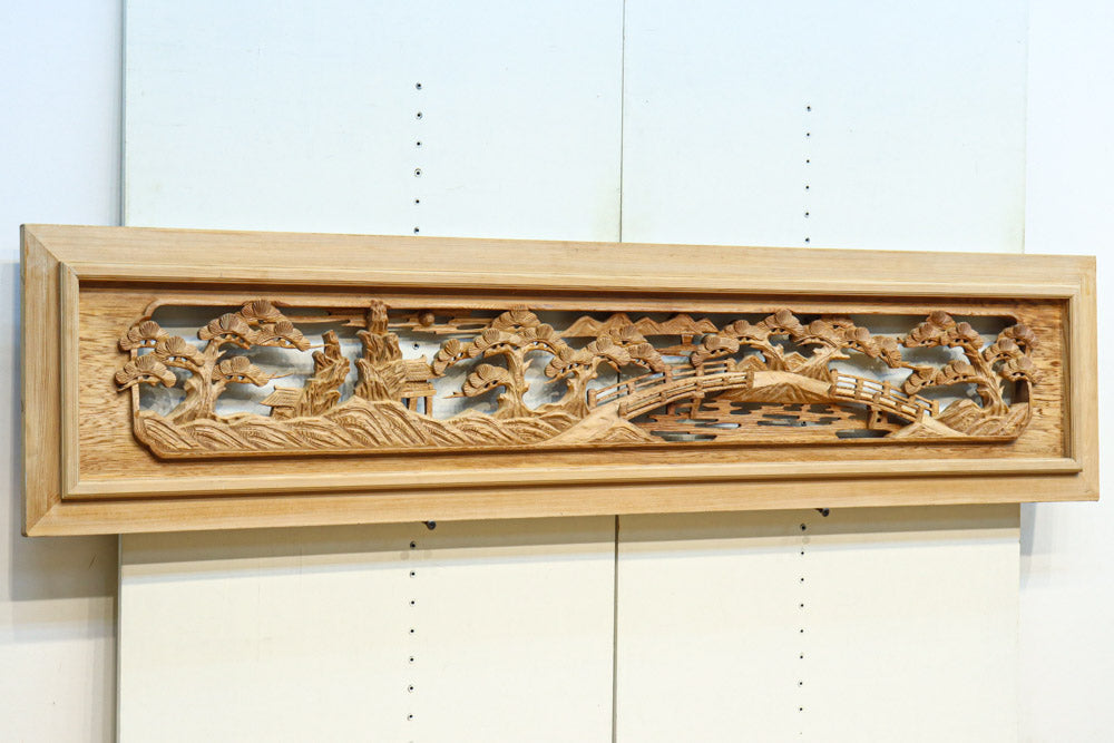 幅2150ミリ!! 立体感のある風景を描いた深掘り長尺彫刻欄間 EZ2514a