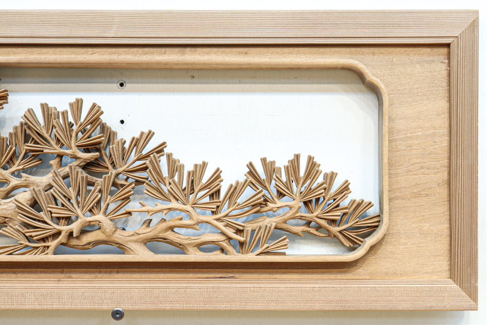 どっしりと貫禄ある松の彫刻を描く深彫り彫刻欄間 EZ2518 在庫1枚 – 古