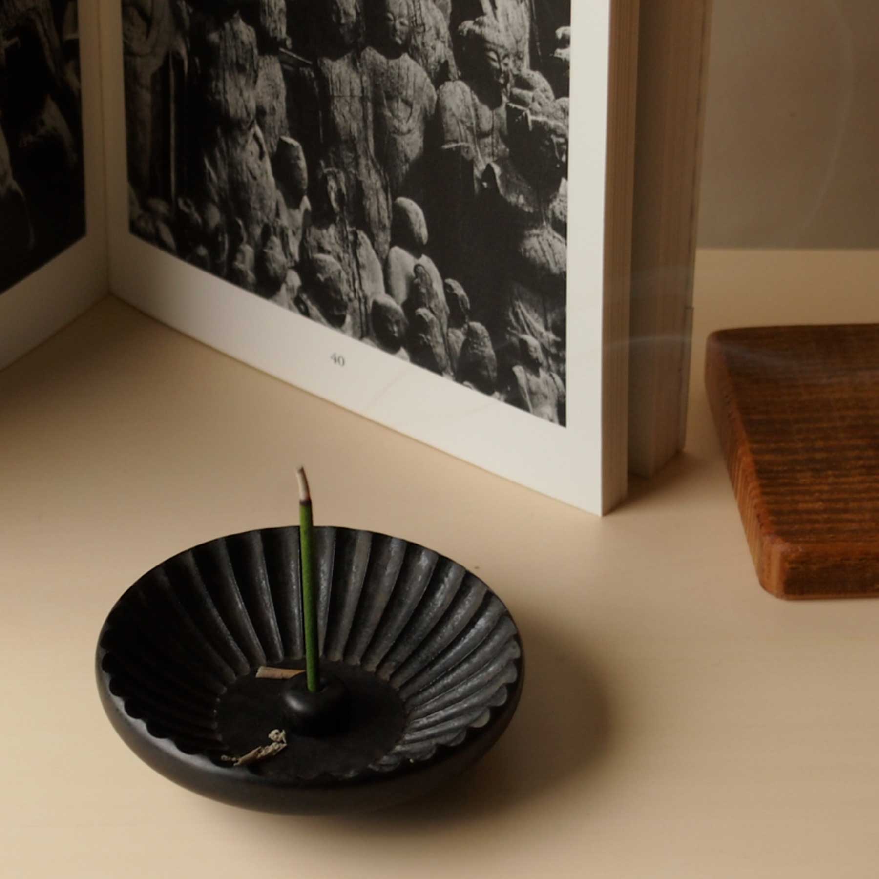 具足 菊割香皿 : ここかしこ 通販 || 縁起物 神仏具 雲棚の販売