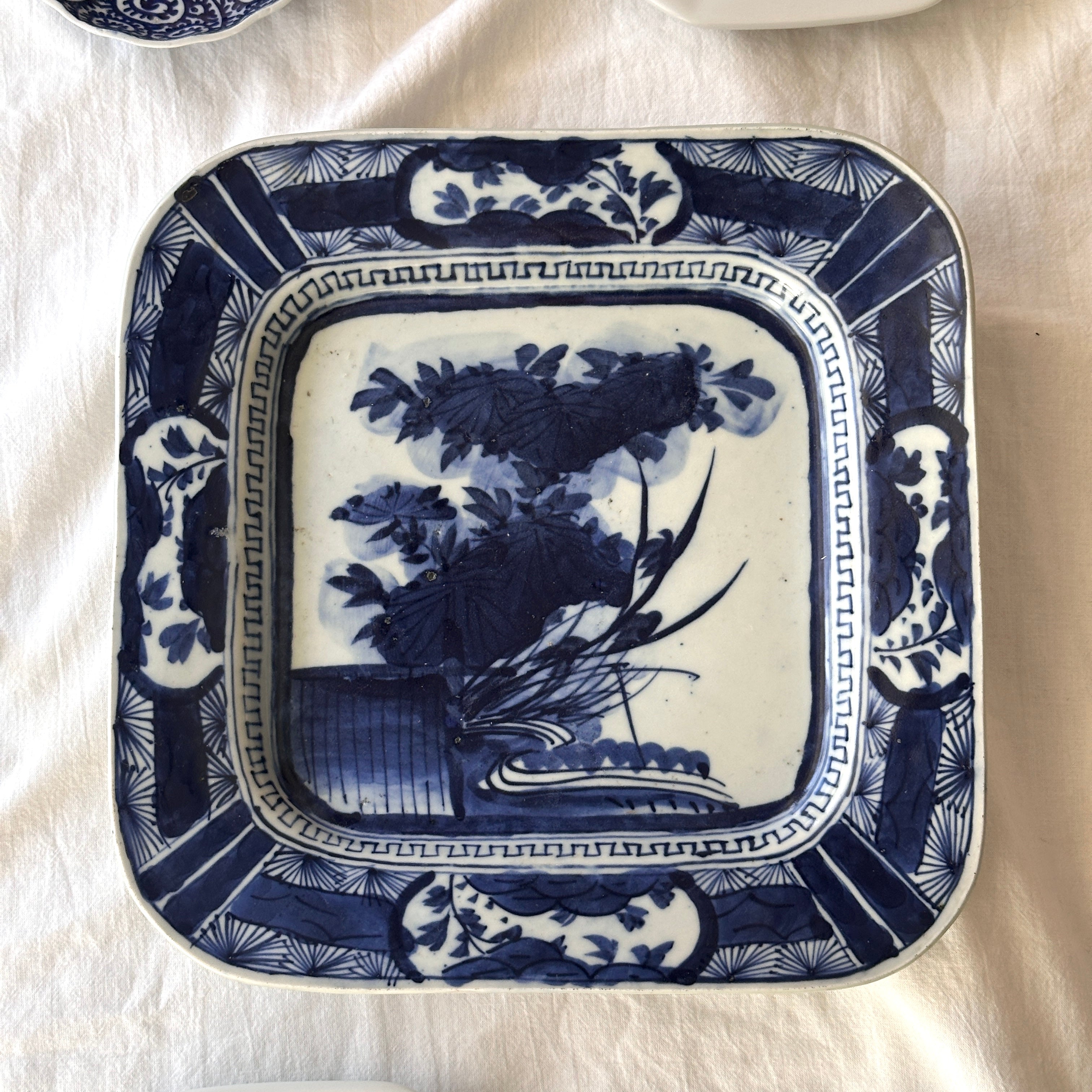 深みのある藍、明治時代のベロ藍角皿 – Kotto Shop