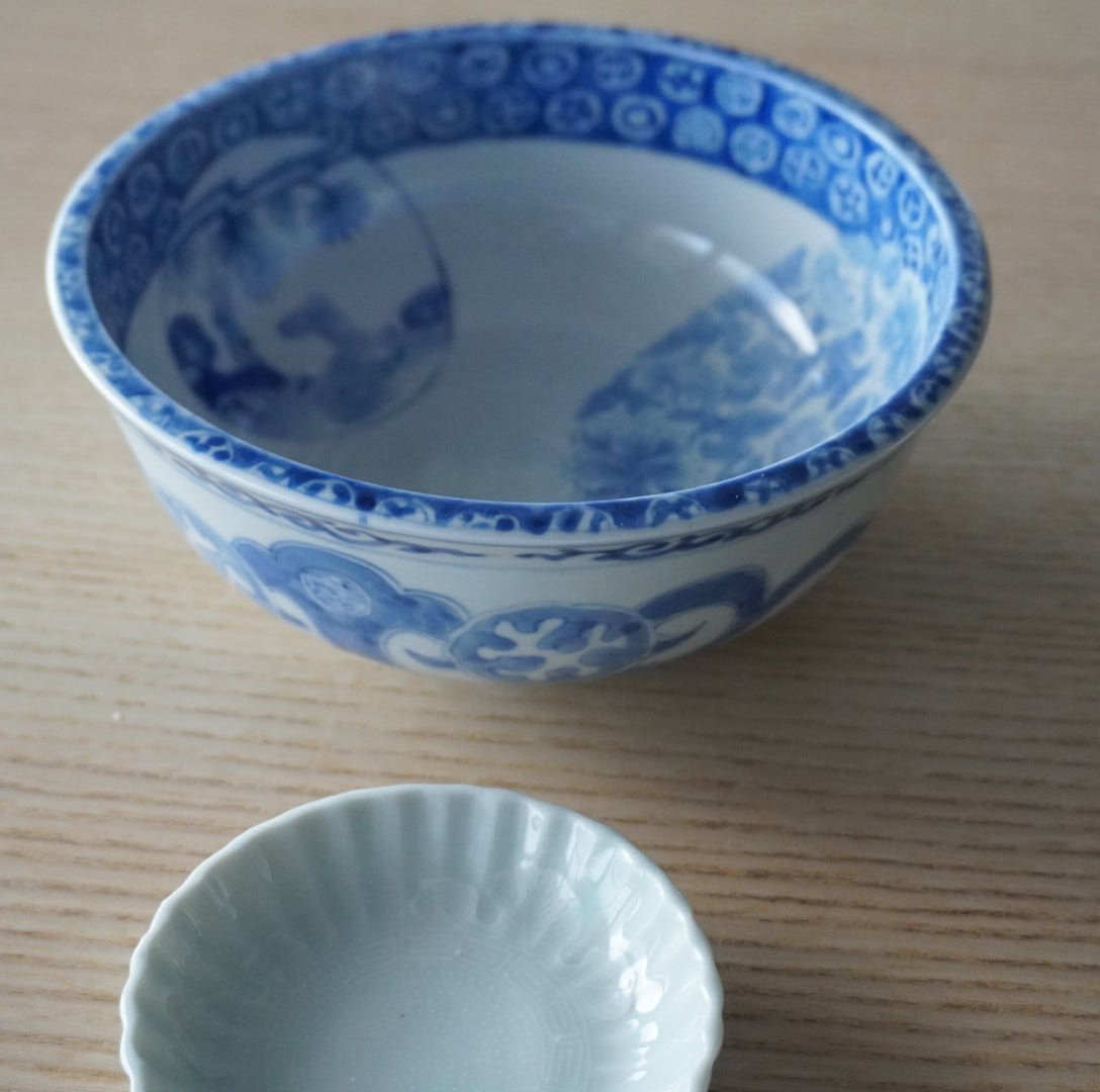 文様がめぐる、やわらかな染付古伊万里鉢 – Kotto Shop
