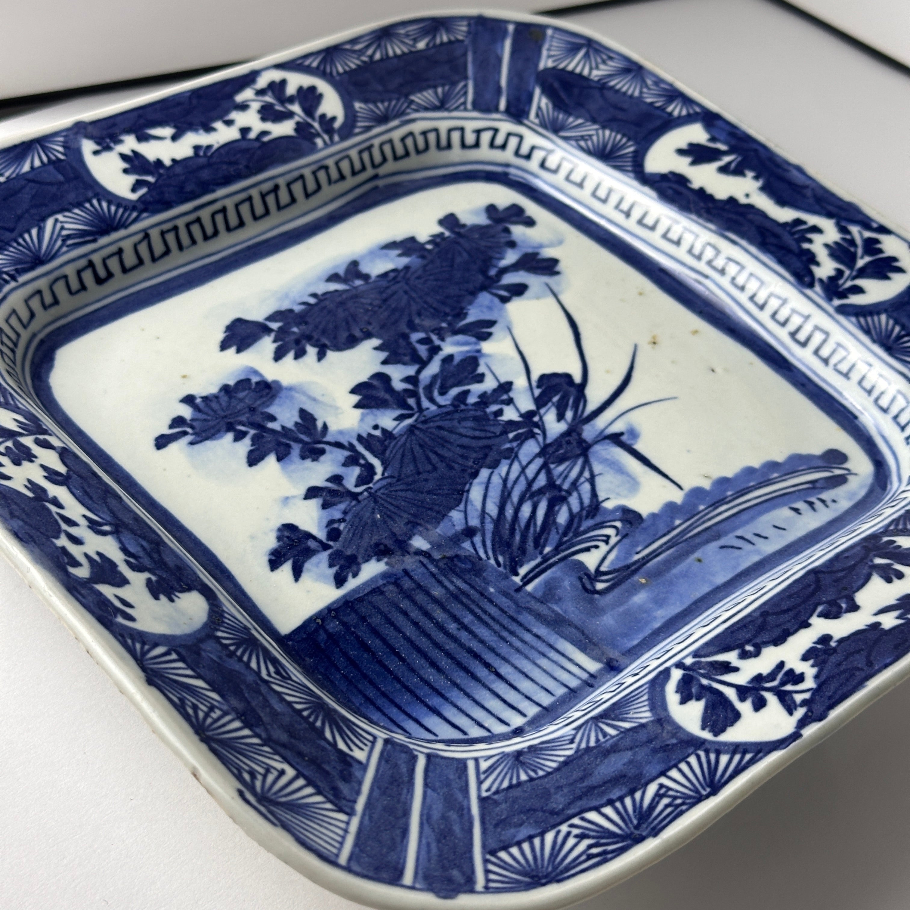 深みのある藍、明治時代のベロ藍角皿 – Kotto Shop