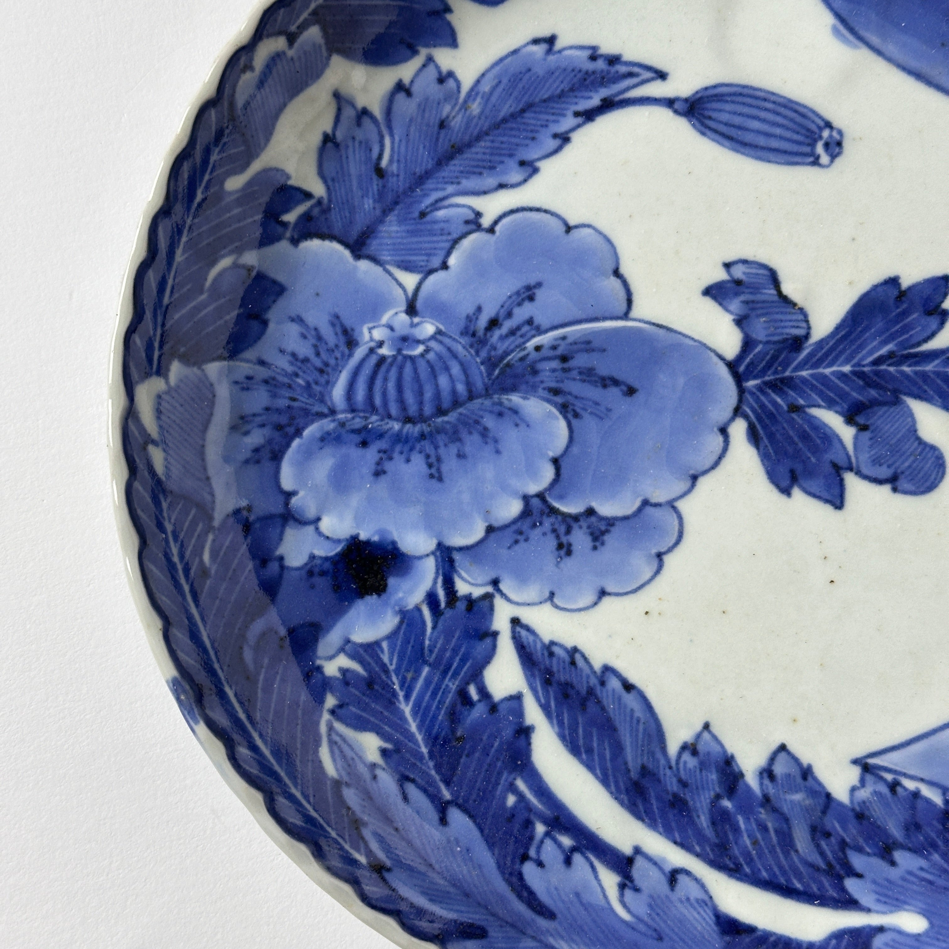 静かに藍の花咲く古伊万里8寸 – Kotto Shop