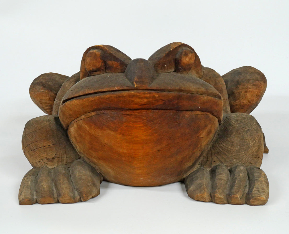 遠藤平吉「蝦蟇蛙（弟子屈に伝わる『湯の島の蝦蟇伝説』）」木彫作品