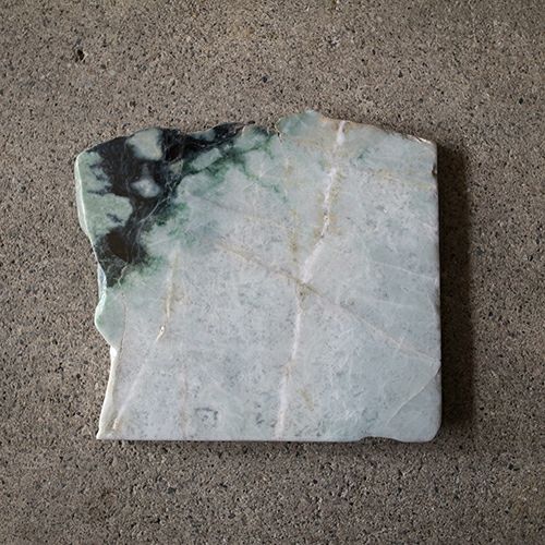 プレート型・オブジェに・1.2kg】（高品質濃緑色ヒスイ）糸魚川天然