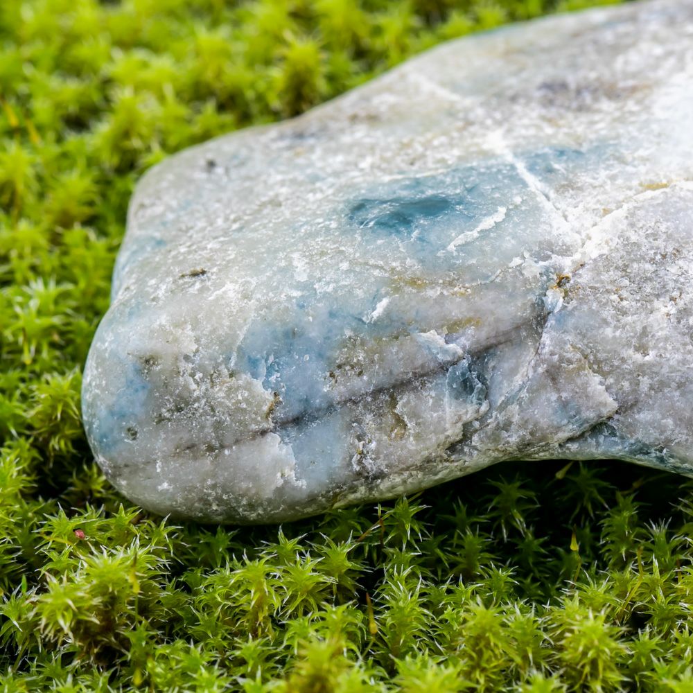 入コン沢・磨き石・灰＆青・104g】（高品質青色ヒスイ）糸魚川天然翡翠