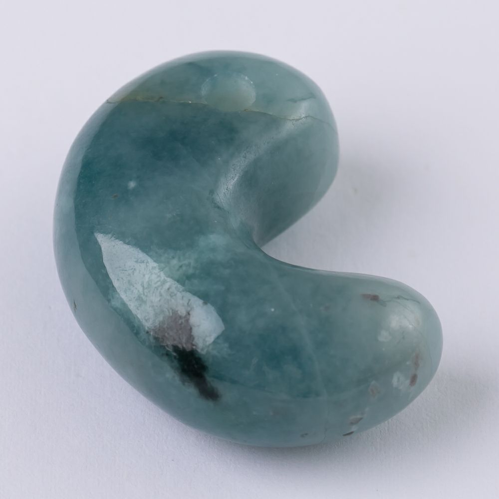 糸魚川翡翠 コン沢 青コバルト勾玉 大型 ヒスイ鉱業製 糸魚川入りコン