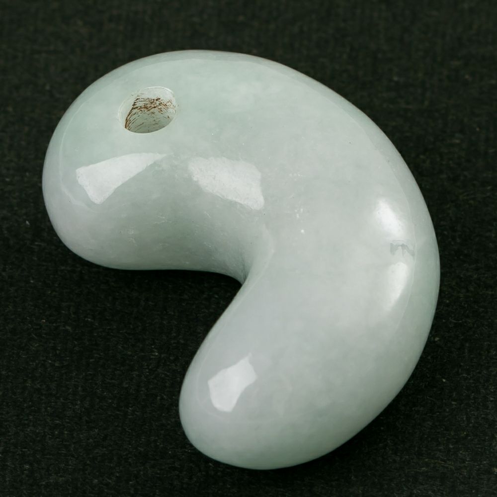 ✳お値段ご遠慮なく‼️高価糸魚川翡翠氷アイスジェイド勾玉 極上
