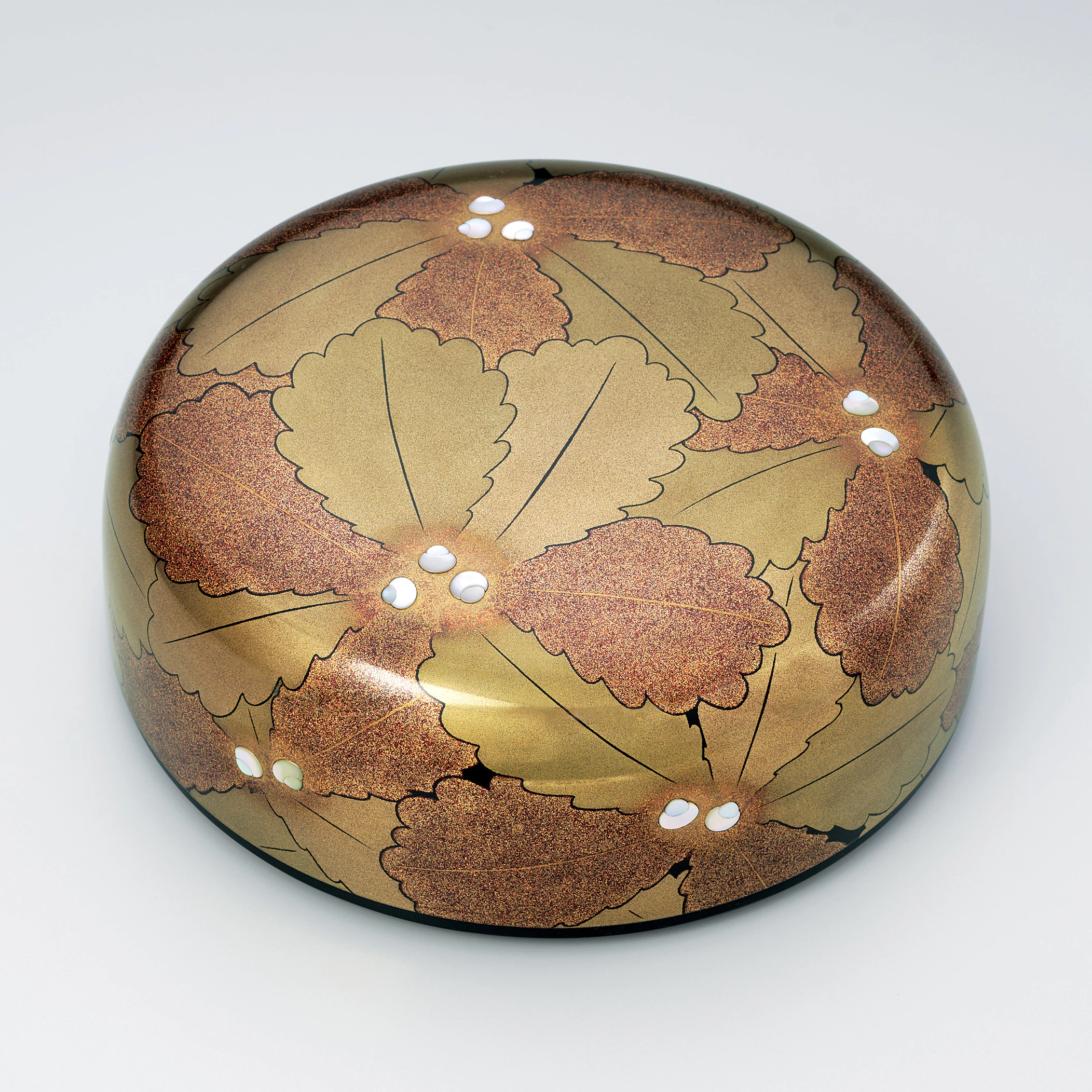 蒔絵螺鈿丸筥「柏陽」(室瀬 和美)｜ギャラリージャパン