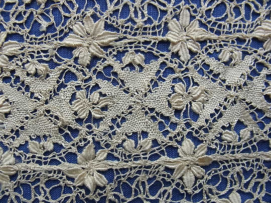 マルチーズレースのスカーフとアンティークブリュッセルレースのパーツ