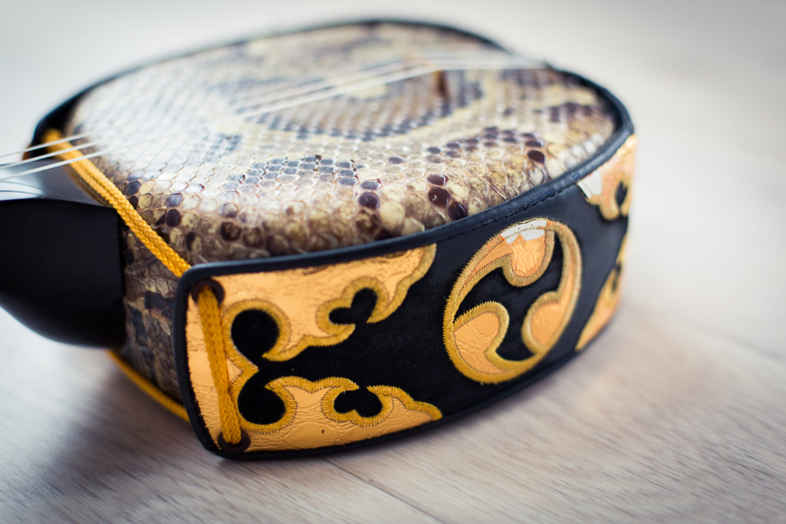 沖縄三線にはなぜ蛇（ニシキヘビ）の皮が張られている？│蛇皮が使用