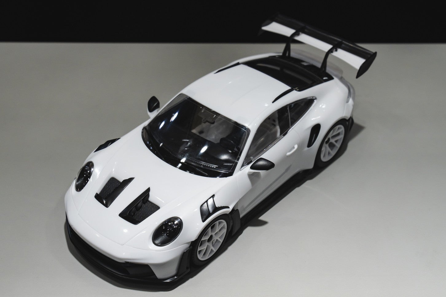 タミヤからポルシェ911 GT3 RSの1/24キットが登場。斬新な設計に注目