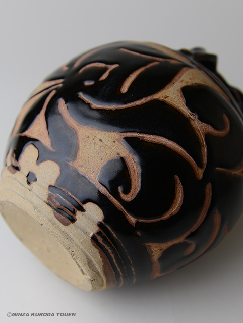 河井寛次郎 黒耀彫文草花文瓶子 [鐘渓窯] | 銀座 黒田陶苑