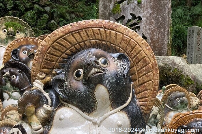 Tanuki racoon dog brings us prosperity 信楽焼の狸と八相縁起につき