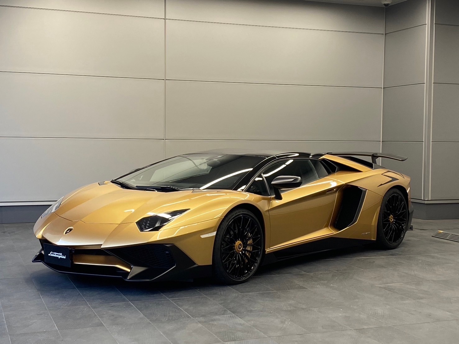 SOLD】Aventador SV Roadster - ランボルギーニ大阪 | ランボルギーニ