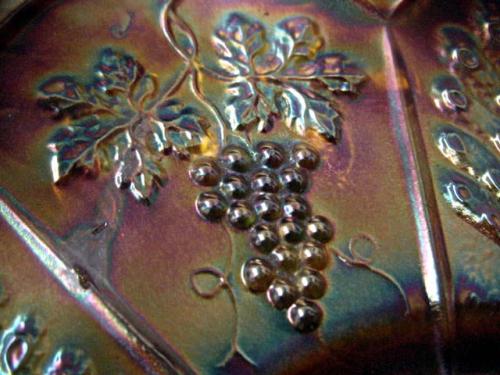 EAPGフェントン社ヴァセリンカーニバルガラス 孔雀と葡萄柄ボウル