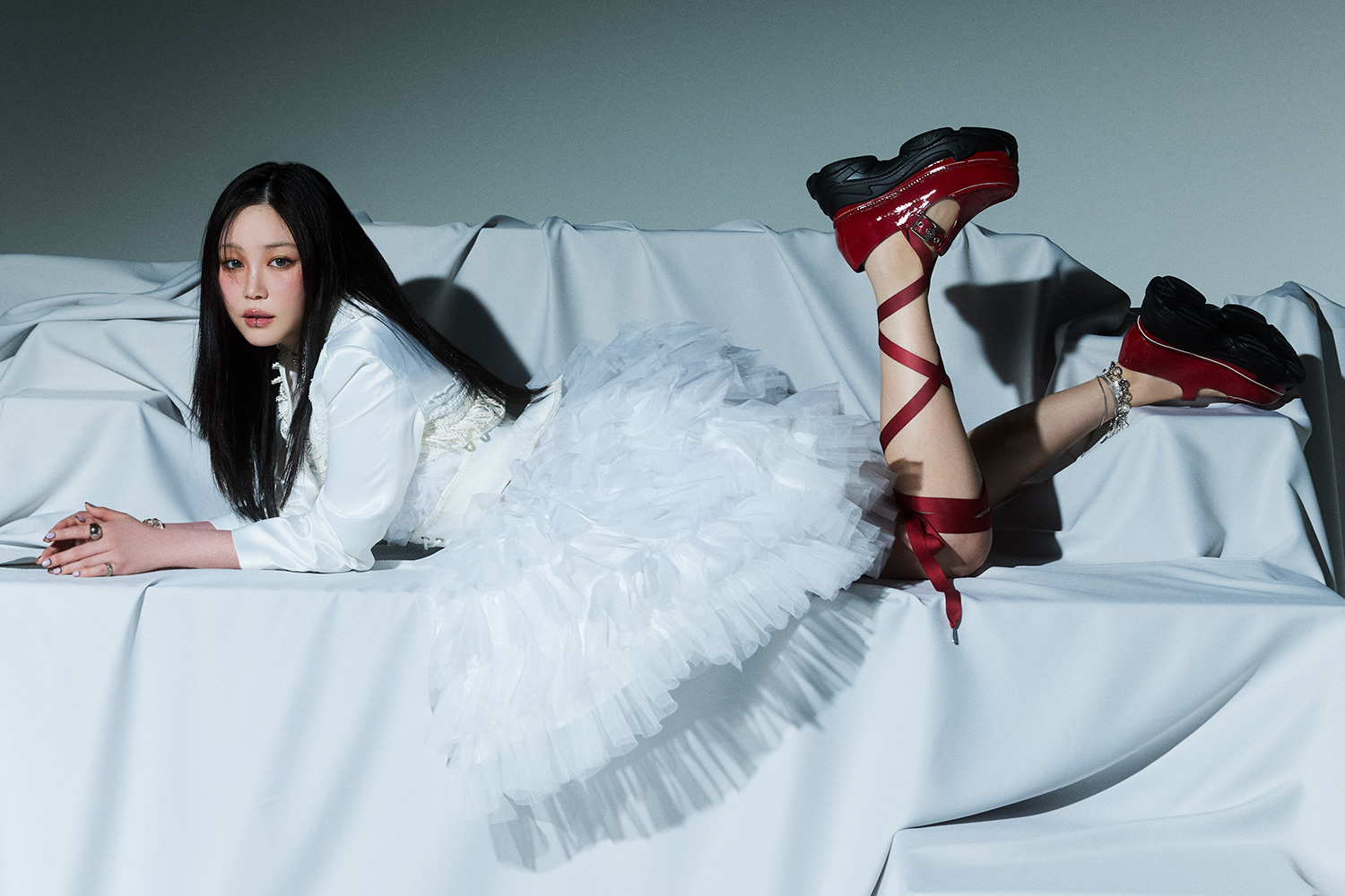 鷲尾伶菜 クッション 鷲尾伶菜 | ソニーミュージックオフィシャルサイト