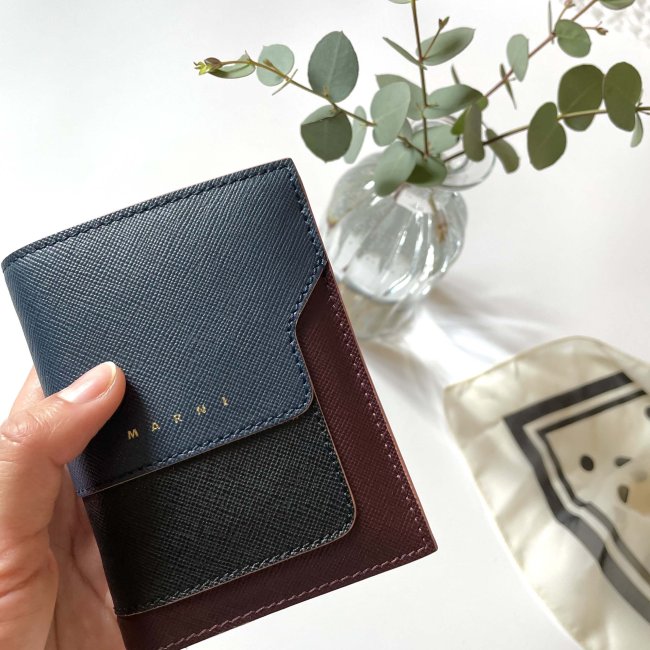 ミニマルなMARNIの二つ折り財布 | LEE