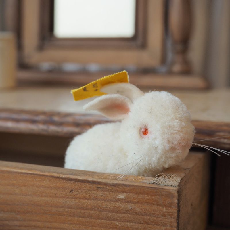 シュタイフ社レアなポンポン白いうさぎ/赤い目100%ウール（極小サイズ