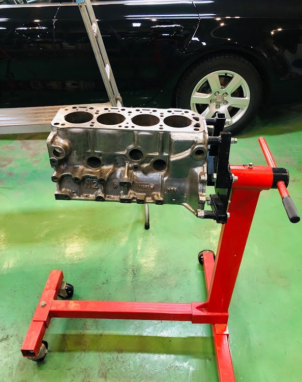 サニートラックのサニトラ・ブロックサビ取り・A12エンジン・ガレージ