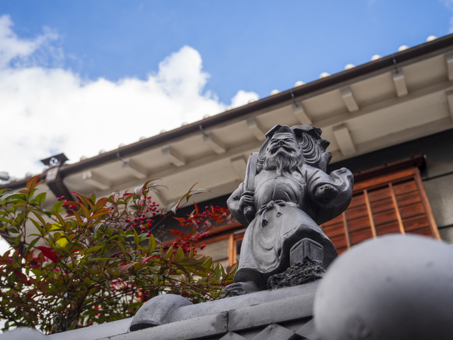 屋根や外に置かれる「家の魔除け」。鯱（しゃちほこ）・鬼瓦・鍾馗