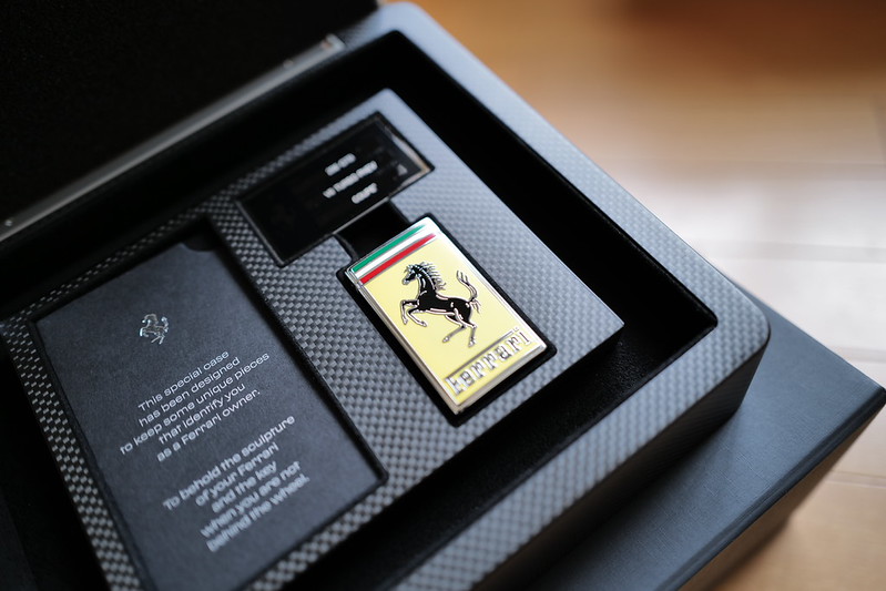 フェラーリから「納車前ギフト」、キーボックスが届く。その筐体は