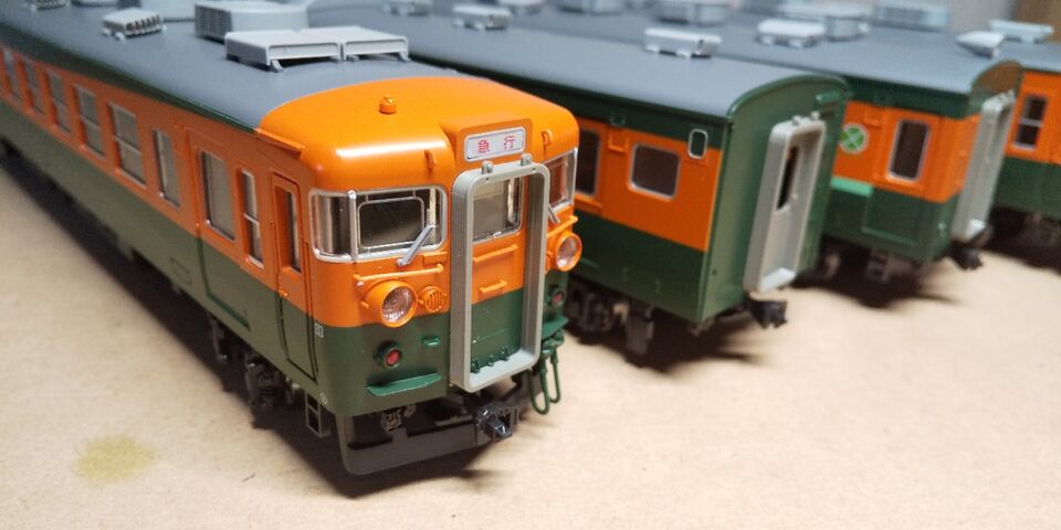 KATO HO 165系 自作室内灯とパーツ取付 : クローゼットの中の鉄道模型