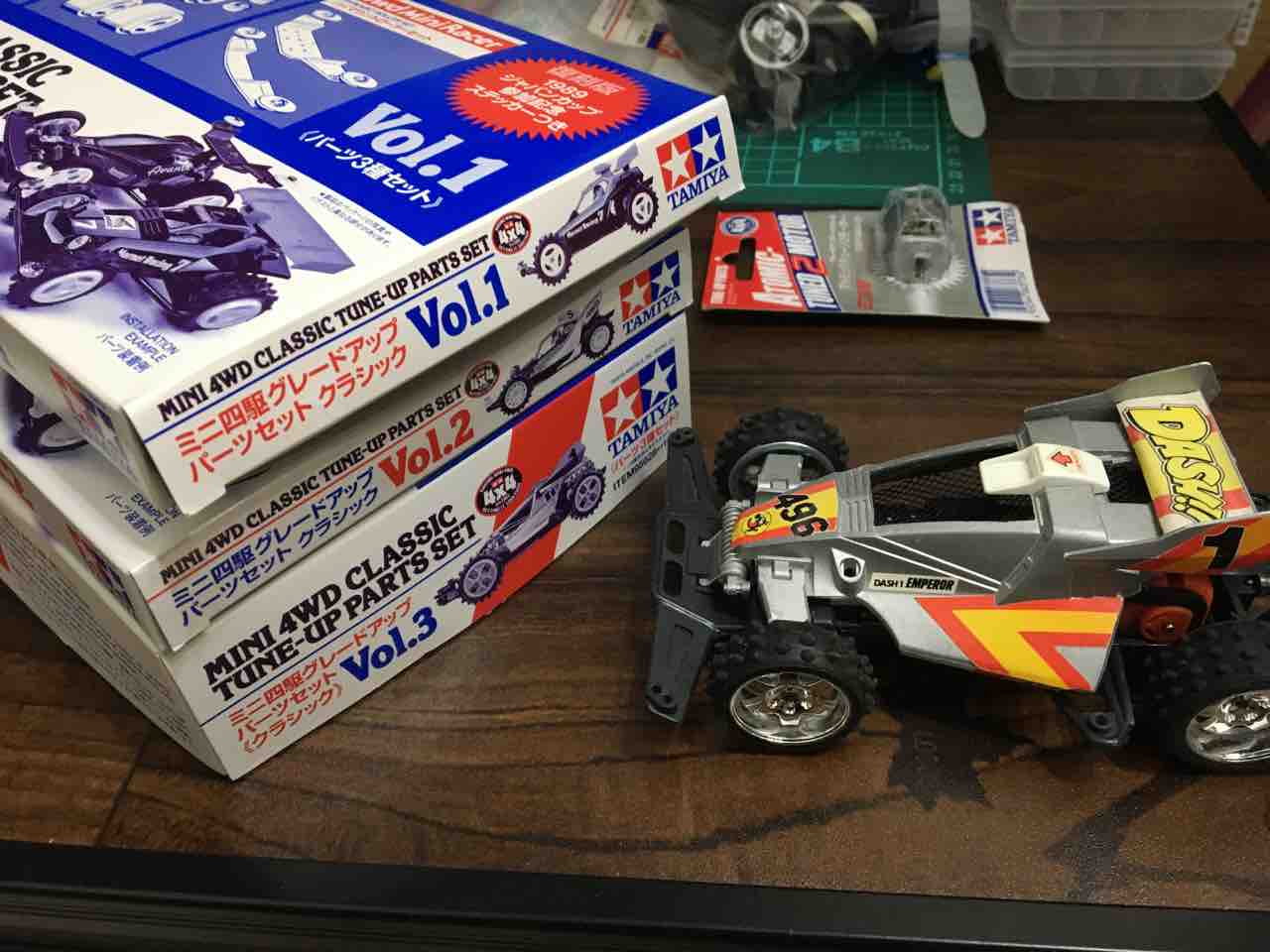 レトロ】懐かしの昭和ミニ四駆セット 歴代ミニ四駆マシンを振り返る - 四