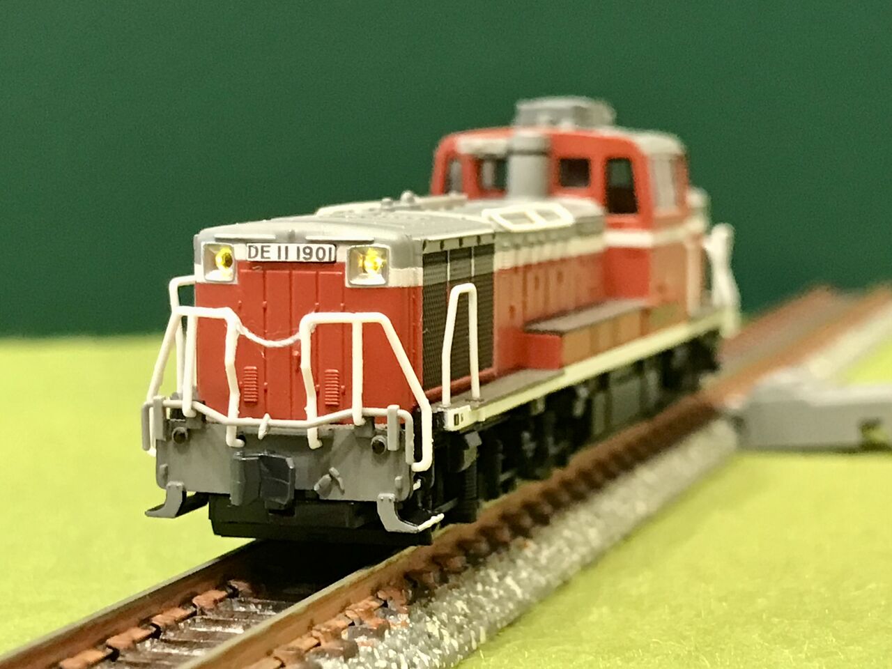 KATOの「DE10形」と、マイクロエースの「DE11-1091タイプ」を並べてみ