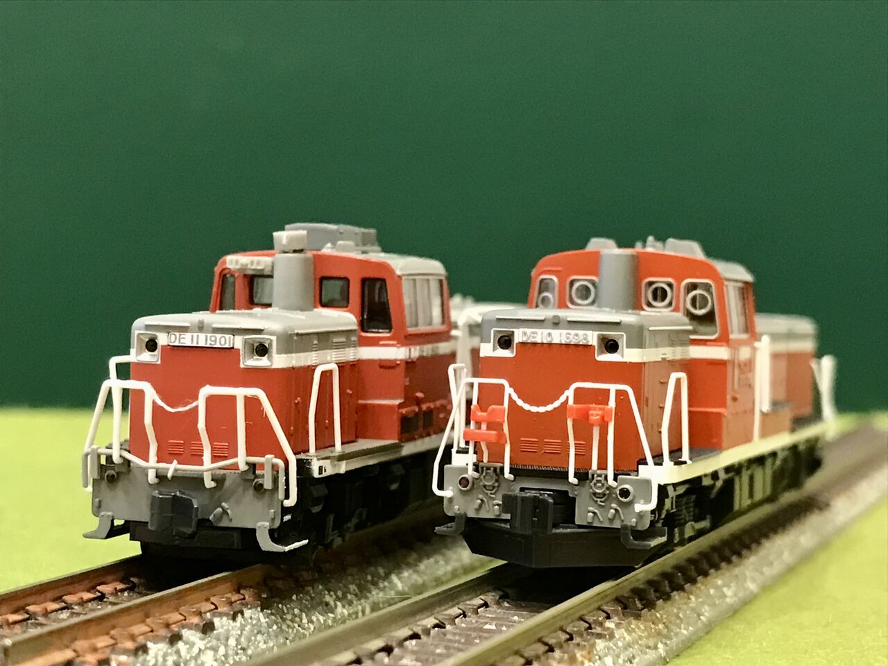 KATOの「DE10形」と、マイクロエースの「DE11-1091タイプ」を並べてみ