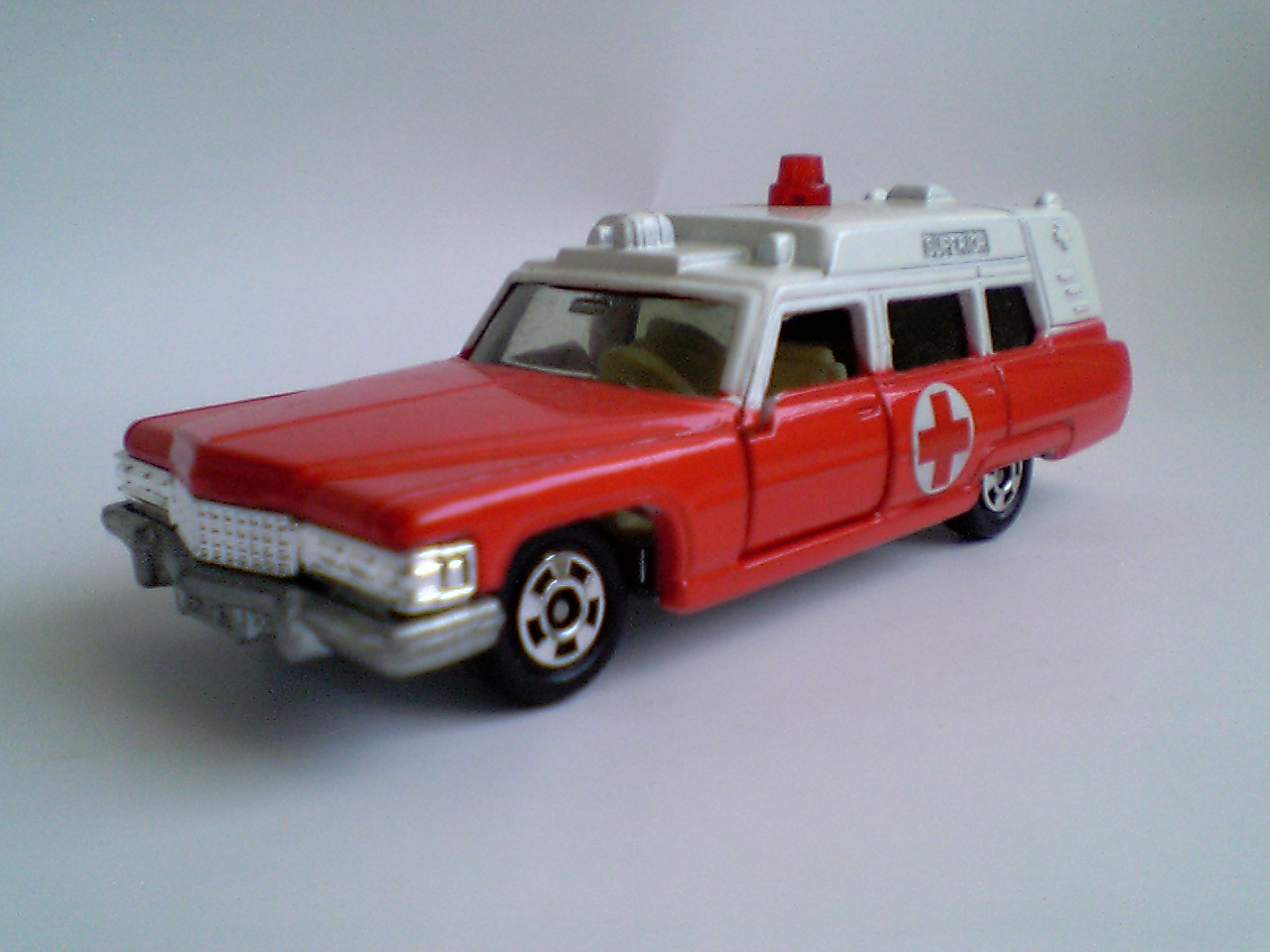 トミカ キャデラック 救急車 2台セット トミカ キャデラック 救急車 2