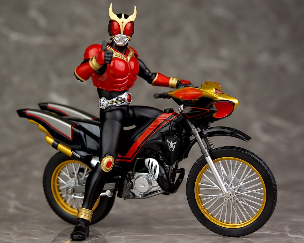 フィギュアーツ仮面ライダークウガビートチェイサー2000