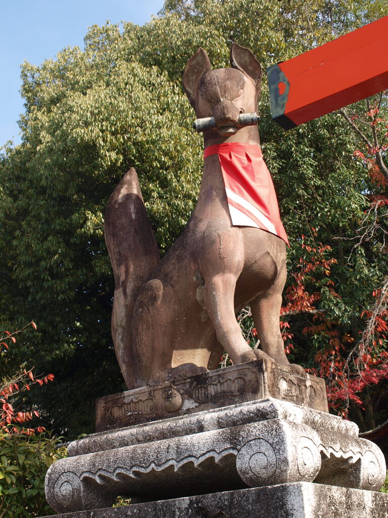 伏見稲荷の狐を楽しむ|稲荷神社の狐石像 : 岡崎市 老舗石屋㈱杉田石材