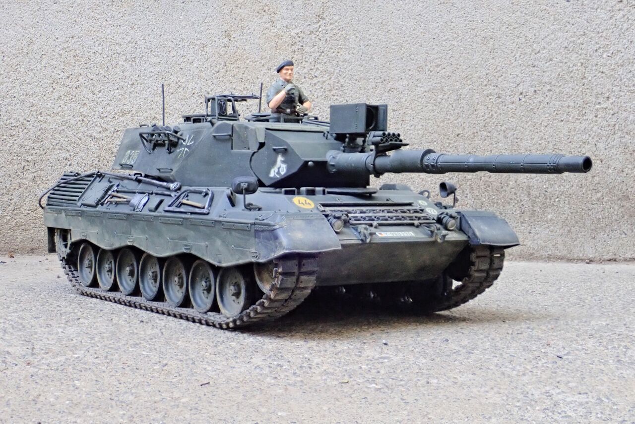 イタレリ 1/35 レオパルト2A4 完成品 イタレリ 1/35 レオパルド2A4