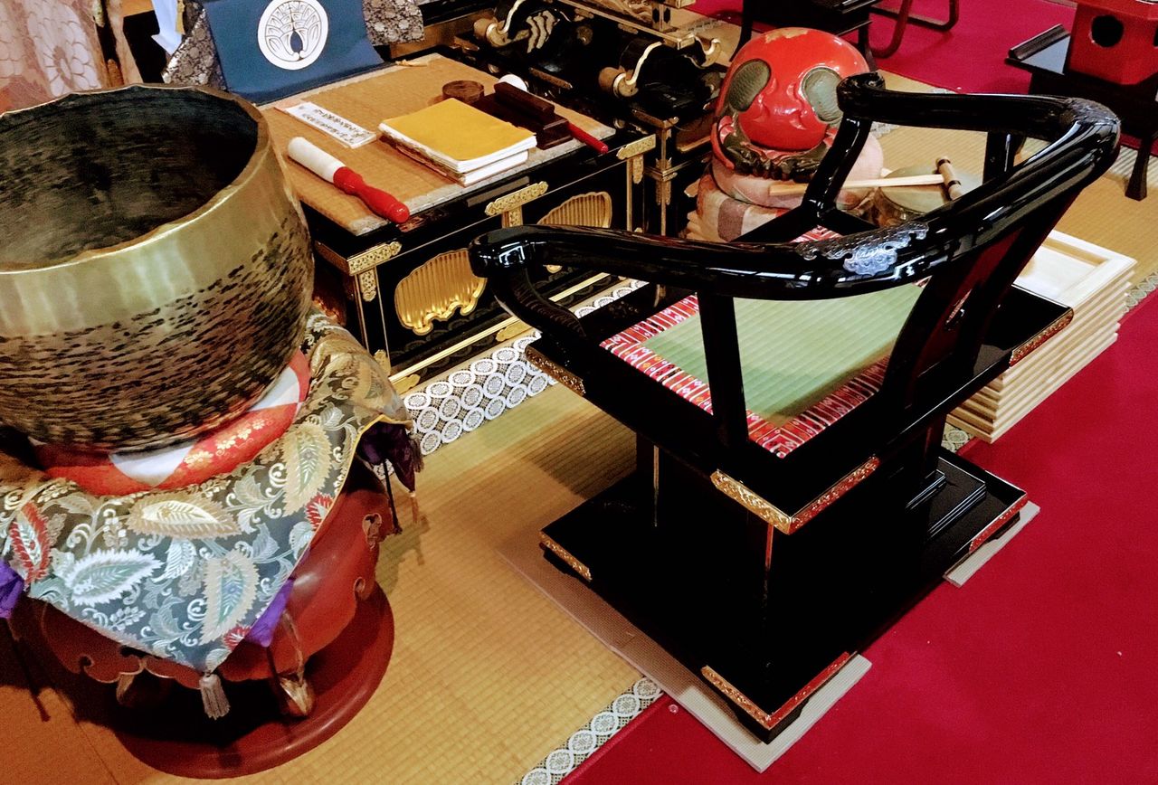 寺院仏具 ルーツ型本曲録 平安寺 住職/僧侶の椅子 漆塗/金箔/折りたたみ式