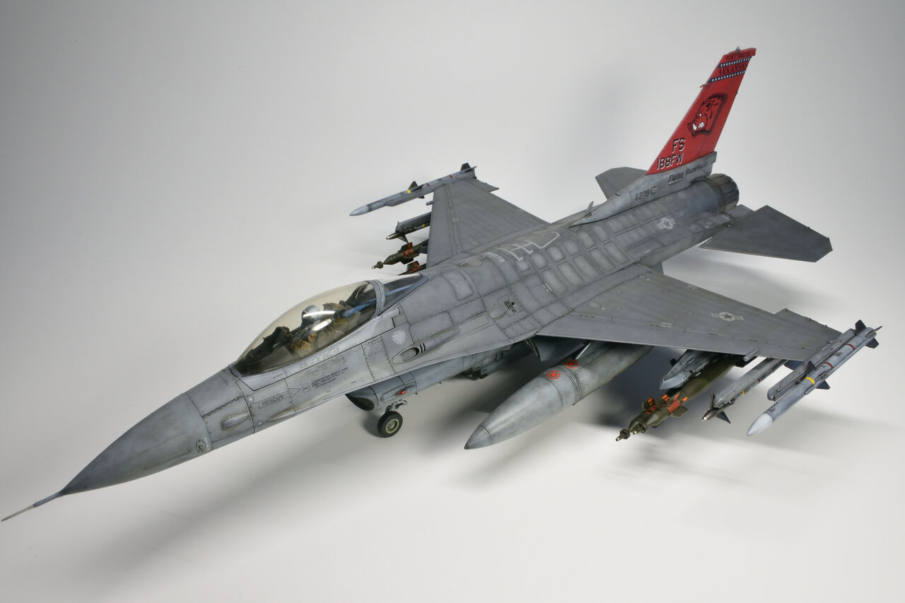 タミヤ1⁄48 F-16 ファイティングファルコン完成品