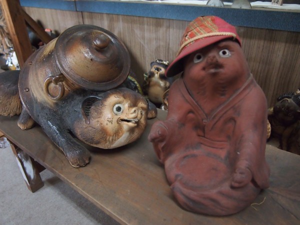 ぶんぶく茶釜のモデル「茂林寺」はタヌキまみれ！なぜかみな右斜め上を