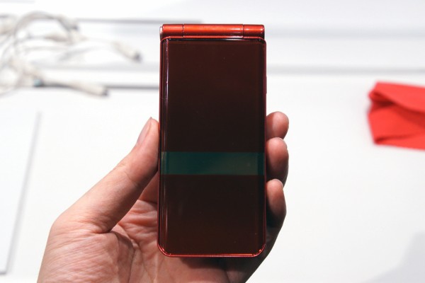 ドコモもガラホ！Androidを採用した富士通製折りたたみ型ケータイ