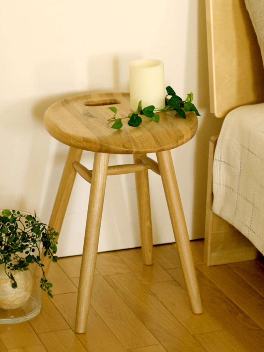 ナチュラルウッドのサイドテーブル 木の温もりと天然アロマの香り 椅子
