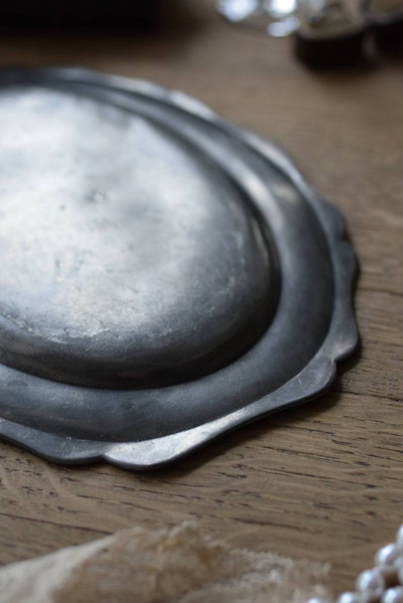 エタンオーバルプレート.2 花リム フランス アクセサリートレイ ピューター