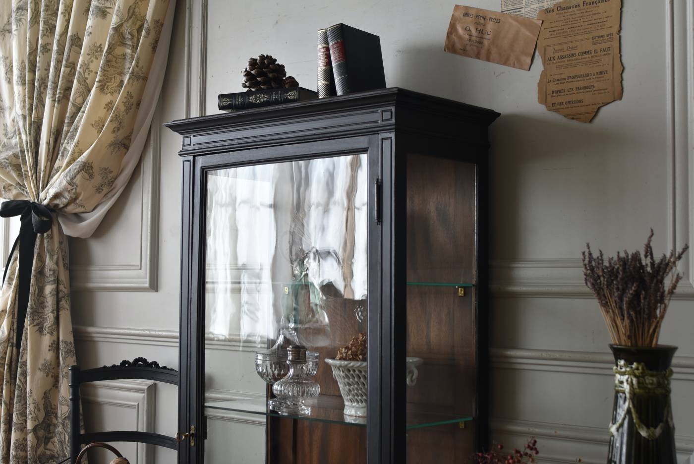 3面ガラスキャビネット.Black フランス アンティーク ショーケース