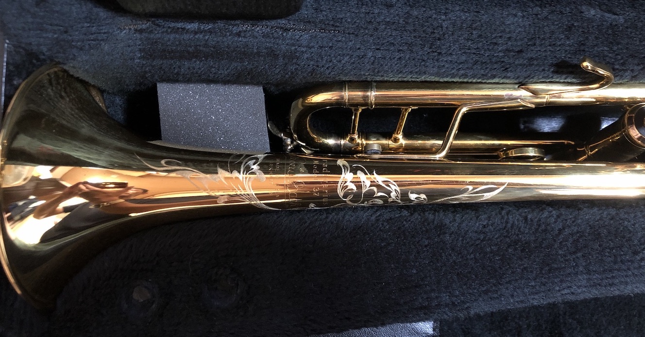 トランペットにちょっと控えめだけど個性的な彫刻 | LOVE & HAPPINESS